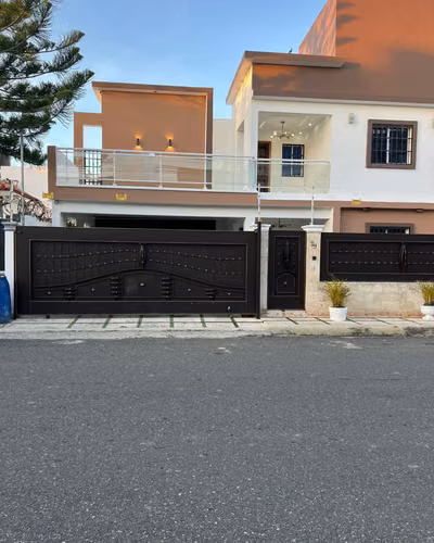 CASA DE DOS NIVELES CON FACHADA MODERNA Y AMPLIOS ESPACIOS UBICADA EN PRADO ORIENTAL