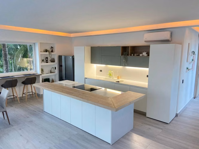 Edificio en primera línea de playa Las Ballenas