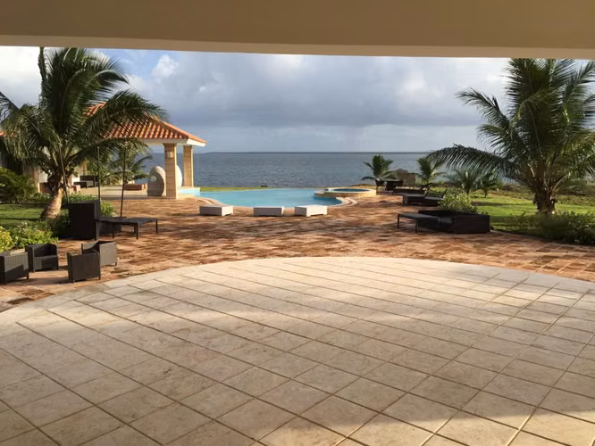 Villa en La Romana Area de Costa de 1, 300 m2 de construcción 6 habs Venta o Alquiler