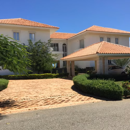 Villa en La Romana Area de Costa de 1, 300 m2 de construcción 6 habs Venta o Alquiler