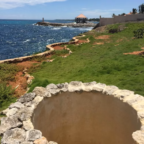 Villa en La Romana Area de Costa de 1, 300 m2 de construcción 6 habs Venta o Alquiler