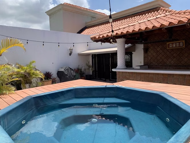 Pent-house en alquiler de 3 habitaciones en el Ensanche Serralles.