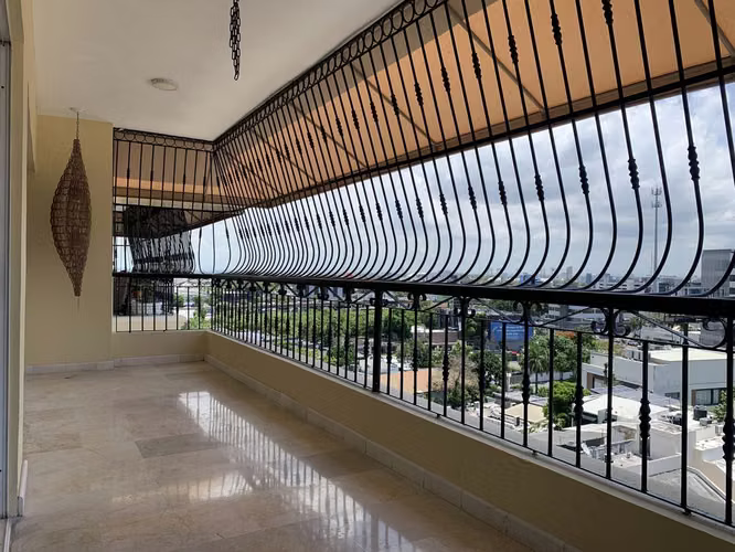 Pent-house en alquiler de 3 habitaciones en el Ensanche Serralles.