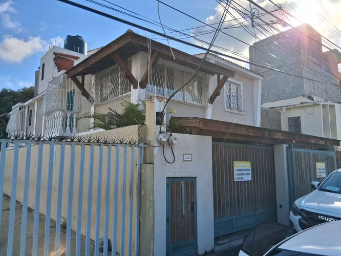 Se alquila, Casa Entera con Dos Apartamentos, Marquesina y Patio