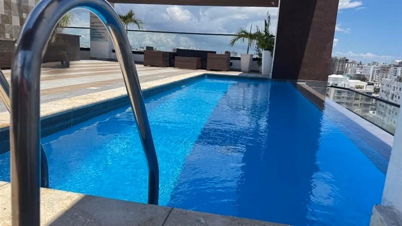 Excelente Apartamento Amueblado en Bella Vista, Piscina y Gym - Imagen 4