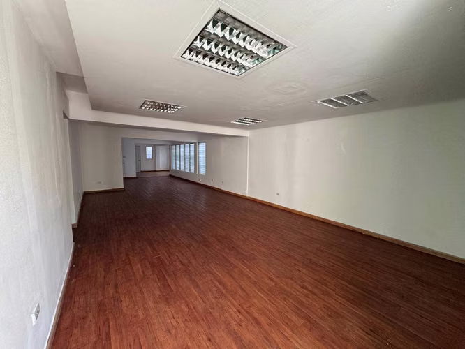 Alquilo Local de 350m2 - Imagen 2