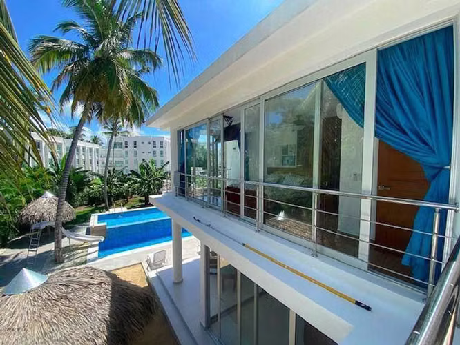 Villa en venta a Solo Pasos de la Playa en Playa nueva Romana.