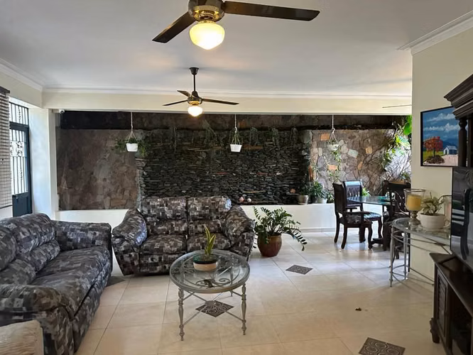 Amplia casa en venta en Arroyo Hondo III