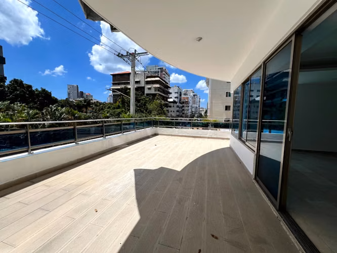 Apartamento con 3 habitaciones y estudio en Urb. Real