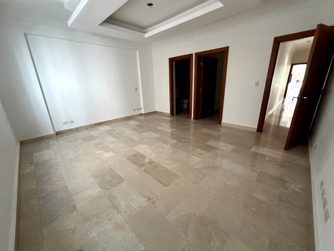 Apartamento con 3 habitaciones y estudio en Urb. Real