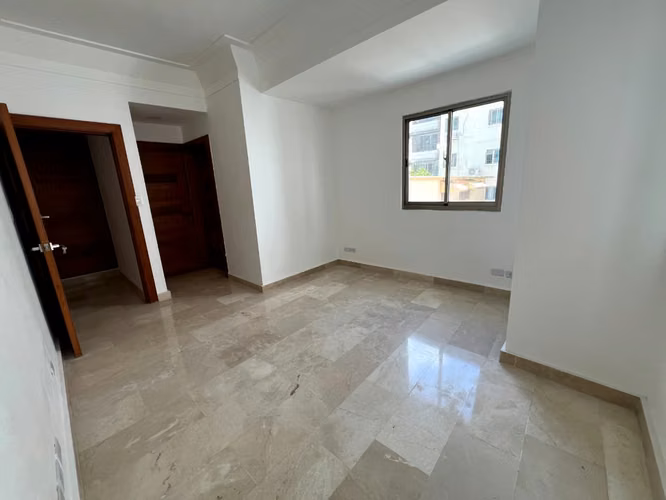 Apartamento con 3 habitaciones y estudio en Urb. Real