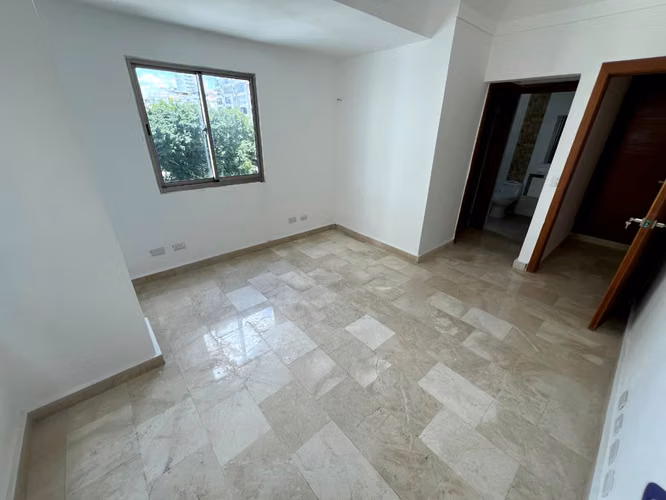Apartamento con 3 habitaciones y estudio en Urb. Real