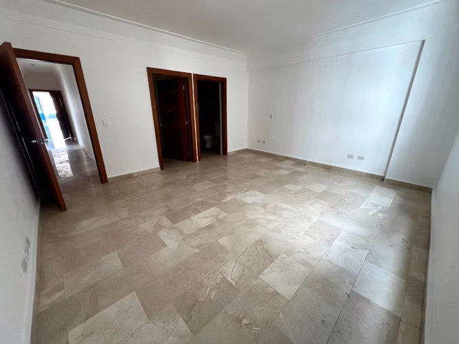 Apartamento con 3 habitaciones y estudio en Urb. Real