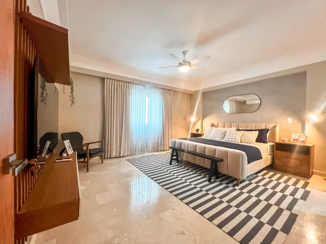 Apartamento con 3 habitaciones y estudio en Urb. Real con vista al mar