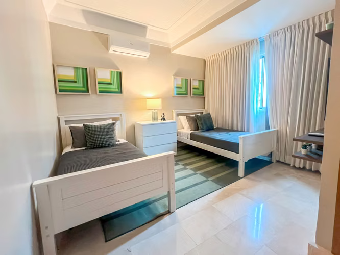 Apartamento con 3 habitaciones y estudio en Urb. Real con vista al mar