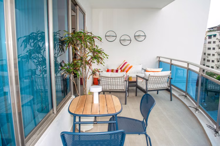 Apartamento con 3 habitaciones y estudio en Urb. Real con vista al mar