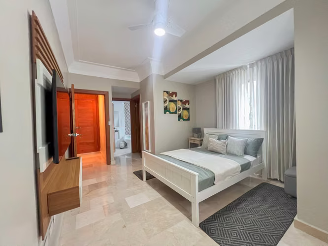 Apartamento con 3 habitaciones y estudio en Urb. Real con vista al mar