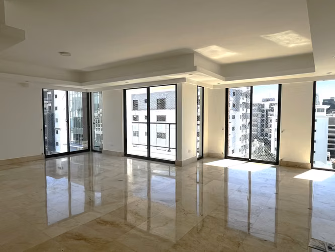 Apartamento en Alquiler en Piantini de TRES Habitaciones