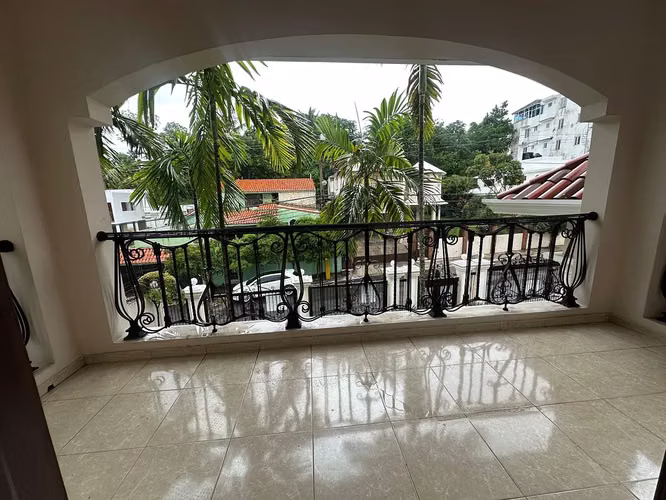  Hermosa casa de 2 niveles en venta en Don Honorio 