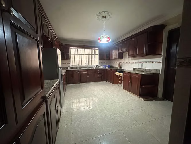  Hermosa casa de 2 niveles en venta en Don Honorio 
