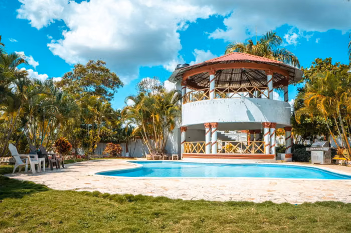 Villa Amueblada en Venta en Pedro Brand con piscina