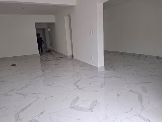 Local de 450 m2 en Gazcue con dos baños y 4 parqueos - Imagen 3