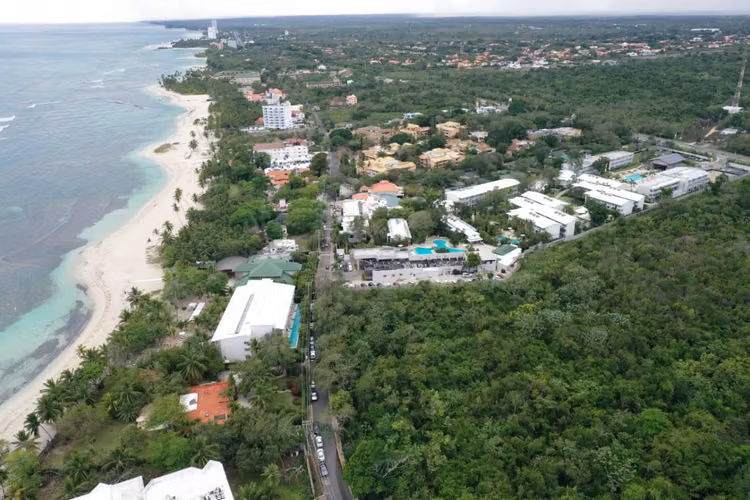 Solar en Juan Dolio de 12,535 m2 Segunda Línea de playa