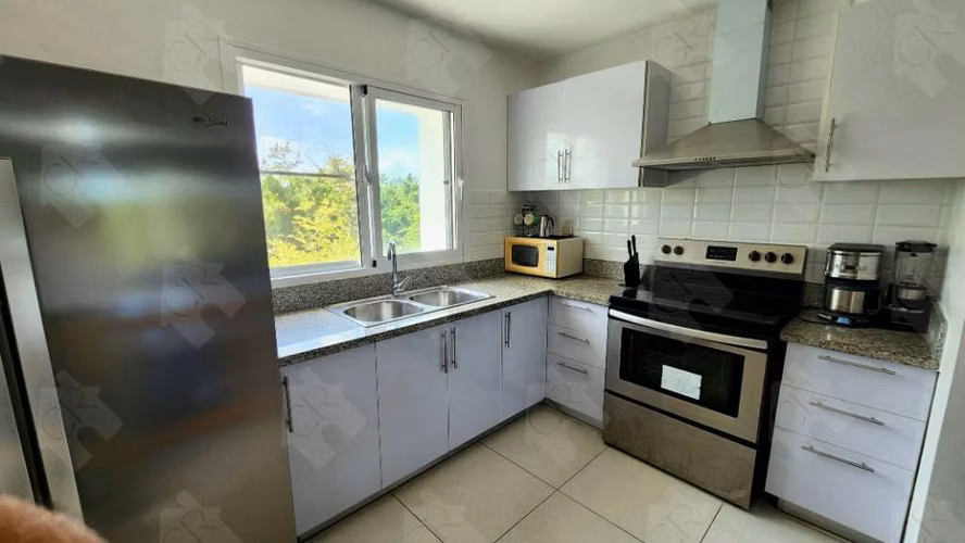 Apartamento amueblado en Playa Nueva Romana, 2 habitaciones, 2 baños, 2 parqueos y áreas sociales - Imagen 5
