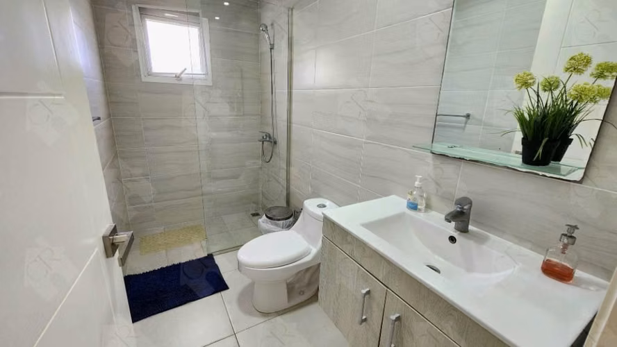 Apartamento amueblado en Playa Nueva Romana, 2 habitaciones, 2 baños, 2 parqueos y áreas sociales - Imagen 3