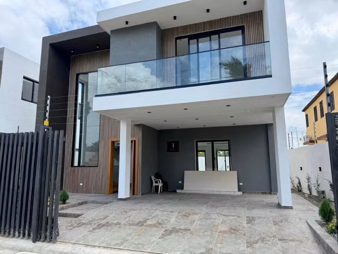 CASA EN VENTA DE DOS NIVELES EN PUÑAL, SANTIAGO.