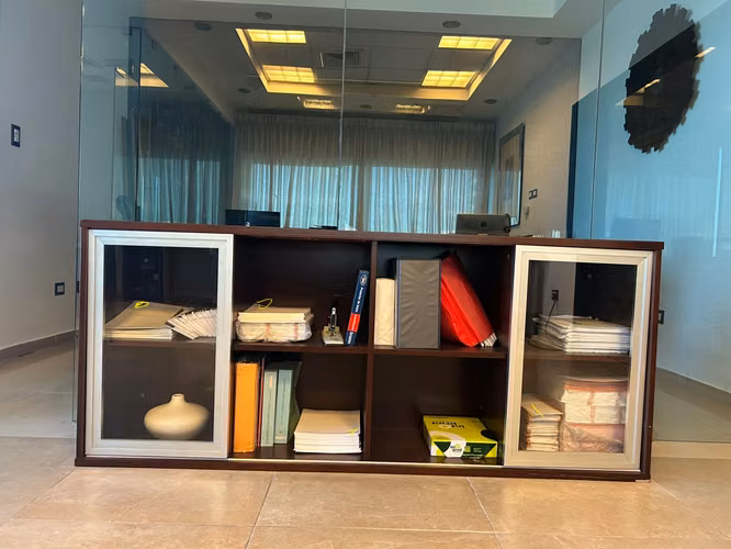 Moderna y Elegante Credenza para Oficina u Hogar