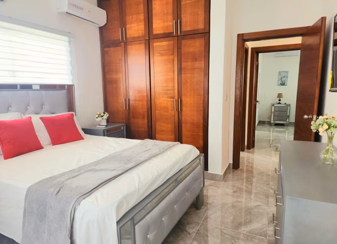 Vivienda familiar de 3 dormitorios con piscina y azotea en Bávaro, Punta Cana