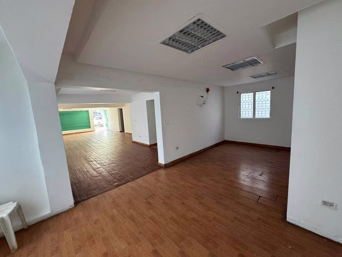 Alquilo Local de 350m2 - Imagen 5