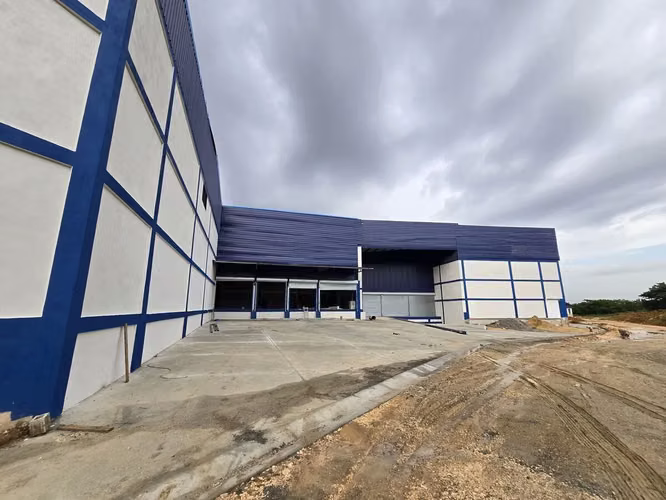 Alquiler de dos naves industriales que suman un total de 4,745 m² ideal para empresas que necesitan un gran espacio para almacenamiento o actividades logísticas