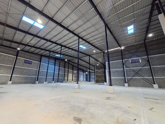 Alquiler de dos naves industriales que suman un total de 4,745 m² ideal para empresas que necesitan un gran espacio para almacenamiento o actividades logísticas - Imagen 4
