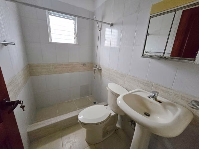 Apartamento en la Jacobo Majluta Ciudad Bonita  4to piso - Imagen 4