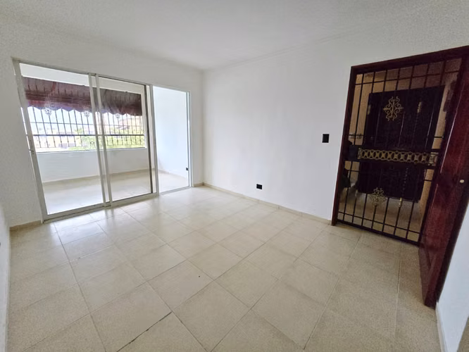 Apartamento en la Jacobo Majluta Ciudad Bonita  4to piso - Imagen 2