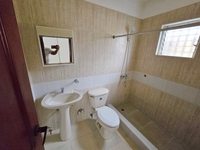 Apartamento en la Jacobo Majluta Ciudad Bonita  4to piso - Imagen 3