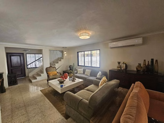 Casa en venta de 2 niveles, en Los Jardines del Sur