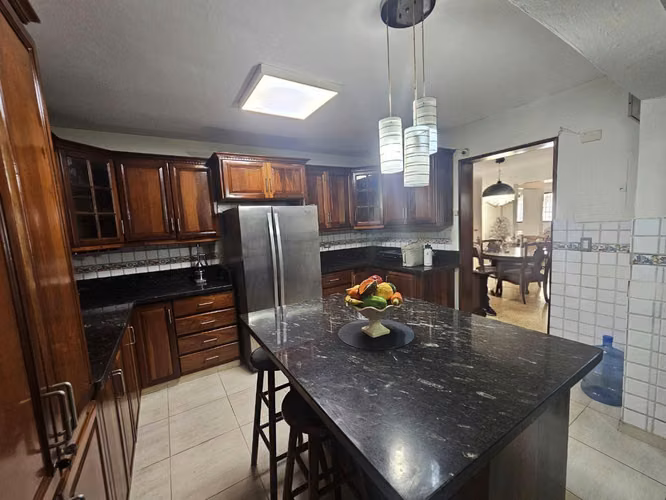 Casa en venta de 2 niveles, en Los Jardines del Sur
