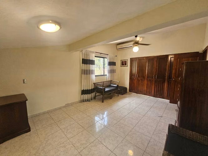 Casa en venta de 2 niveles, en Los Jardines del Sur