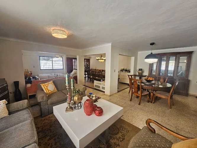 Casa en venta de 2 niveles, en Los Jardines del Sur