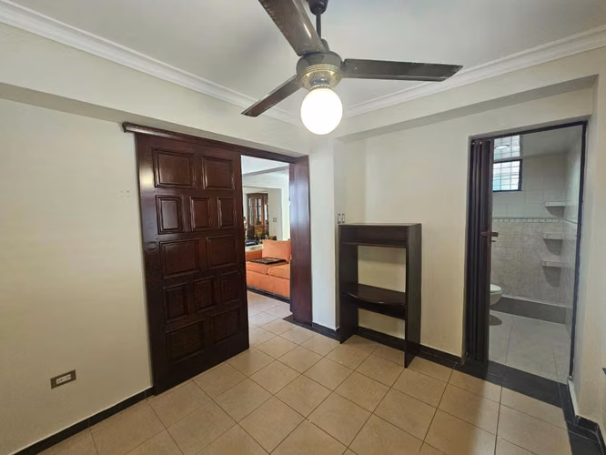 Casa en venta de 2 niveles, en Los Jardines del Sur