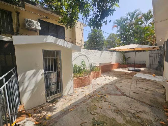 Casa en venta de 2 niveles, en Los Jardines del Sur