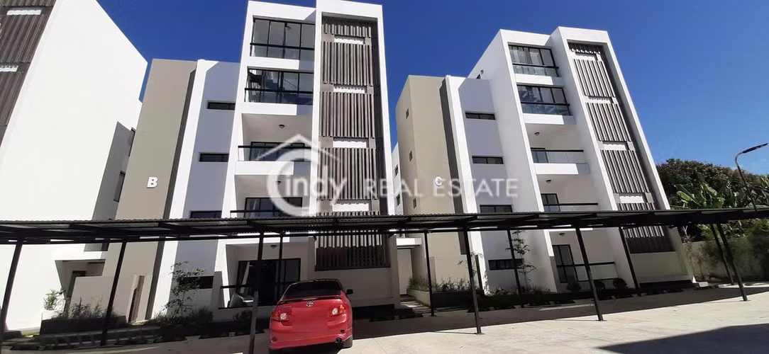 Apartamento 129 M2 + 84 M2 de Patio _ 3 Habitaciones _ 2.5 Baños _ Cuarto de Servicio