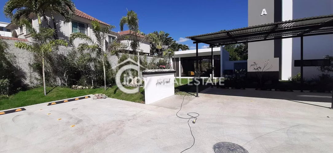 Apartamento 129 M2 + 84 M2 de Patio _ 3 Habitaciones _ 2.5 Baños _ Cuarto de Servicio
