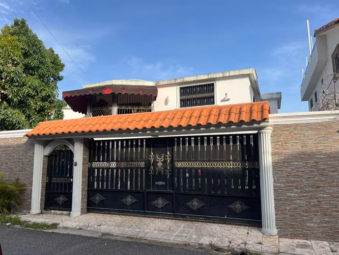 -VENDO CASA DE DOS NIVELES: RESIDENCIAL RADIANTE AMANECER