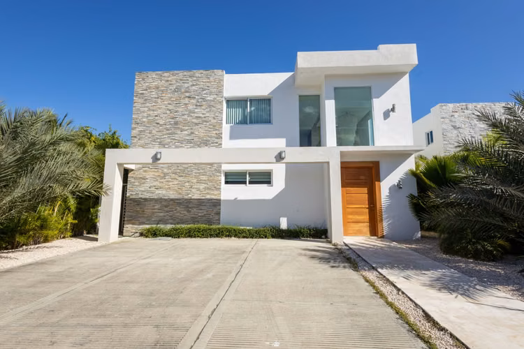 I sell beautiful villa in Playa Nueva Romana