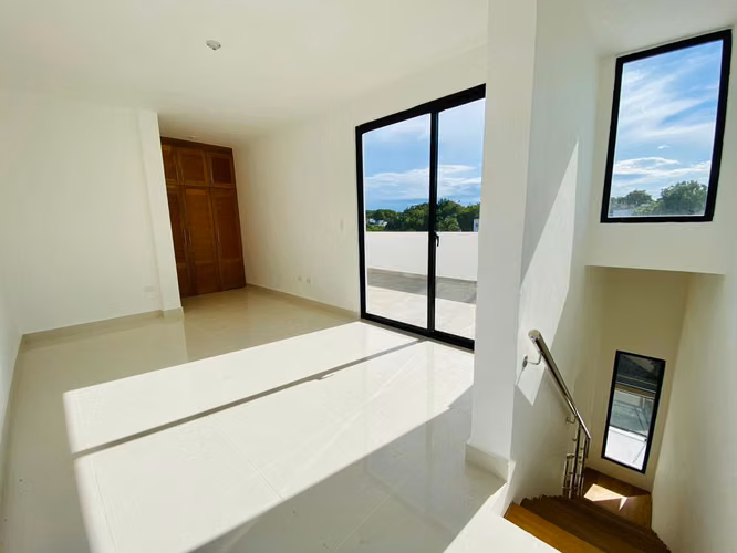 Nuevo y Moderno Penthouse con 3 Habitaciones, Terraza Doble y 2 Parqueos de Venta en Embrujo 3ero!