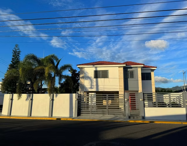 Casa con Amplio Terreno, 4 Habitaciones y Parqueo para 5 Vehículos de Venta en Urb. Don José María! - Imagen 1